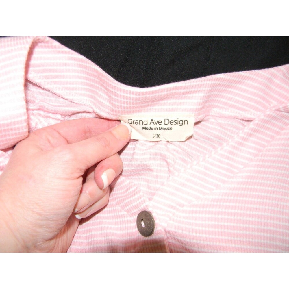 Grand Ave Design Plus 2X Tank Pink White Ribbed Sleeveless Wooden Buttons NWOT - Picture 4 of 4